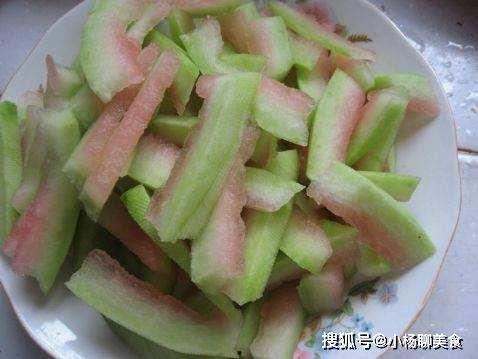 保定女子吃瓜,引发网友热议