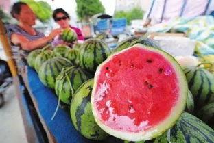 保定女子吃瓜,引发网友热议