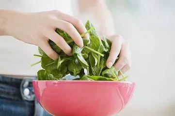 化妆吃瓜洗菜图片,一图看懂化妆、吃瓜、洗菜三合一的神奇生活技巧