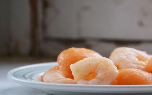 吃哈密瓜可以吃虾吗,美味搭配的禁忌与建议