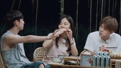 吃瓜画面镜头,镜头下的吃瓜瞬间